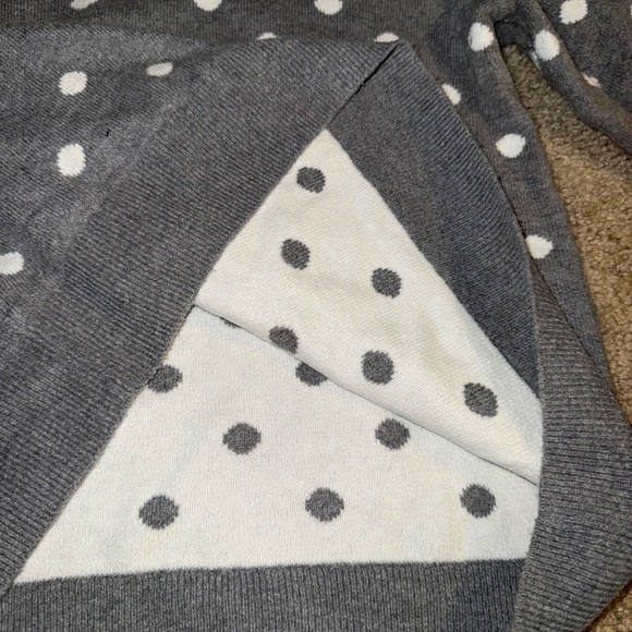 GAP women’s Gray and White Polka Dot Crewneck Sweater - Picture 5 of 7